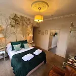 The Gateway Hotel